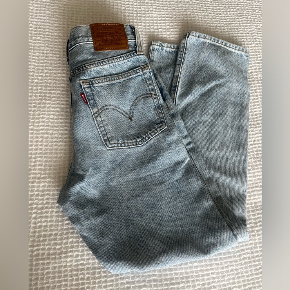 NWOT Levi’s light wash Wedgie Straight Button Fly Size 24